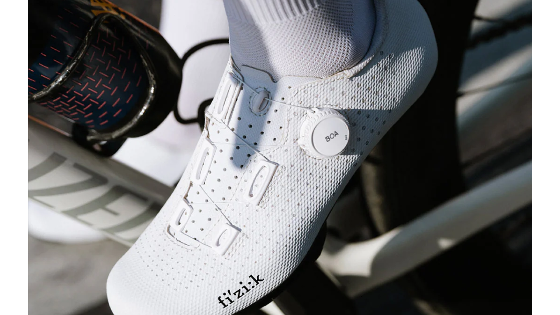 https://veloshop.pl/image/cache/catalog/blog/fizik-tempo-decos-carbon-shoes-granfondo-confortable-shoes-1920x1080.png